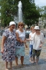 Pani Maria, Pani Katarzyna, Pani Anna i Pani Paulina na Placu Litewskim w tle duża fontanna