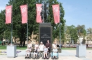 Mieszkanki i przewodnicy przed pomnikiem Józefa Piłsudskiego, w tle budynek UMCS-u przy Placu Litewskim