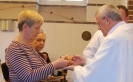 Kaplica w Domu Nadziei, Msza Święta, pani Bożena i Pani Teresa przekazują na ręce ks. Antoniego dary