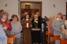 Kaplica w Domu Nadziei, Msza Święta, siostra Dobromiła, pani Iwona, pani Bożena i pan Piotr w procesji z darami