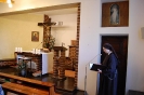 Kaplica w Domu Nadziei, przed Mszą Świętą wprowadzenie czyta siostra Rufina