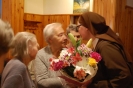 Hol przed kaplicą w Domu Nadziei, Pani Maria składa życzenia s. Pii
