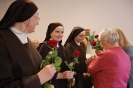 Sala muzykoterapii w Soli Deo, pani Janina wręcza Siostrom róże