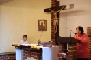 Kaplica w Domu Nadziei, Msza Święta, czyta Pani Barbara, w prezbiterium po lewej stronie słucha Pan Piotr
