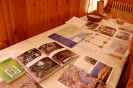 Świetlica w Domu Nadziei, stół z wyłożonymi pamiątkami w postaci albumów, atlasów, olejków, muszelek z morza śródziemnego