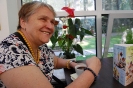 Nałęczów, Park Zdrojowy, pijalnia czekolady, Pani Maria z uśmiechem delektuje się gorącą czekoladą