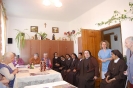 Świetlica na skrzydle św. Anny w Domu Nadziei, Siostry, Mieszkanki i Pracownice siedzą wokoło stołu w czasie wspólnego spotkania