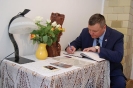 Soli Deo, pokój Czcigodnego Sługi Bożego ks. Stefana Wyszyńskiego, Wicewojewoda Lubelski Pan Robert Gmitruczuk dokonuje okolicznościowego wpisu w księdze pamiątkowej