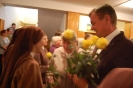 Hol przed Kaplicą w Domu Nadziei, Pani Tamara i Pan Piotr wręczają Siostrom róże
