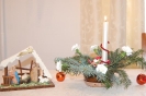 Dekoracja w postaci szopki bożonarodzeniowej i stroika świątecznego w świetlicy skrzydła mieszkalnego