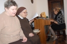 Kaplica w Domu Nadziei, s. Eliza i pani Bogumiła śpiewają kolędy przy akompaniamencie pani Danuty
