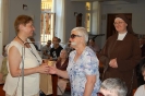 Kaplica w Domu Nadziei, pani Maria dziękuje chórzystom za koncert