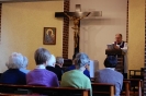 Kaplica w Domu Nadziei, konferencja rekolekcyjna, pierwszy plan uczestnicy, drugi plan prowadzący ks. Ryszard przy mównicy