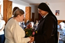 Świetlica Domu Nadziei, p. Bogumiła składa Matce Judycie życzenia