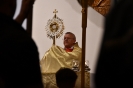 Kościół w parafii pw. św. Rocha, zakończenie procesji eucharystycznej, ks. Antoni  błogosławi Najświętszym Sakramentem