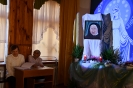 Scena w świetlicy Domu Nadziei, obraz bł. Matki Elżbiety, p. Danuta i p. Elżbieta w rolach narratora