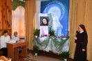 Scena w świetlicy Domu Nadziei, w centrum obraz bł. Matki Elżbiety, po lewej stronie p. Danuta i p. Elżbieta, po stronie prawej s. Benedykta wita zagromadzonych