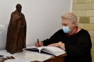 Pokój ks. kard. Stefana Wyszyńskiego, p. Monika Grzesiuk dokonuje wpisu do księgi pamiątkowej