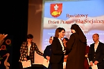 Sala widowiskowa Krasnostawskiego Domu Kultury, Pani Teresa Hałas wręcza s. Lilianie list gratulacyjny