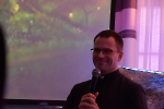 Soli Deo, sala muzykoterapii, przemawia ks. Marek 