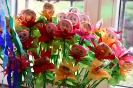 Bukiet kwiatów zrobionych z uśmiechniętych lizaków oraz bibuły