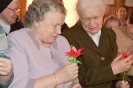Świetlica Domu Nadziei, p. Krystyna i p. Teresa oglądają otrzymane kwiaty