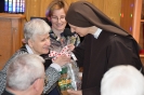 Świetlica Domu Nadziei, s. Liliana wręcza p. Urszuli radnej skrzydła św. Teresy prezent dla Mieszkanek