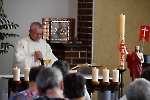 Kaplica domu, msza św. przy ołtarzu ks. Antoni