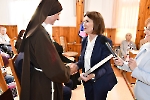 Świetlica Domu Nadziei, p. Teresa Hałas Poseł na Sejm RP wręcza s. Lilianie podarunek