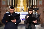 Wnętrze Kościoła pw. św. Ludwika para prowadząca koncert
