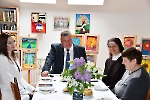 Soli Deo, czytelnia, Wicewojewoda Pan Robert Gmitruczuk rozmawia przy kawie z Mieszkankimi i s. Lilianą
