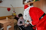 Wizyta Św. Mikołaja, Mikołaj wręcza prezent p. Agnieszce