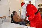 Wizyta Św. Mikołaja, Mikołaj wręcza prezent p. Joannie