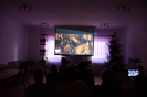 Klubowicze oglądają film w ramach zajęć z kulturoterapii