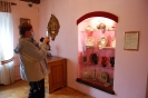 Wycieczka, Kamienica Ormiańska Muzeum Zamojskiego Pani Irena fotografuje ekspozycję