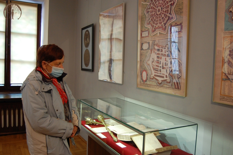 Wycieczka, Kamienica Ormiańska Muzeum Zamojskiego Pani Irena ogląda wystawę