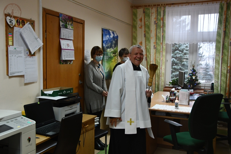 Dom Nadziei, ks. Antoni błogosławi pracownicom w biurze
