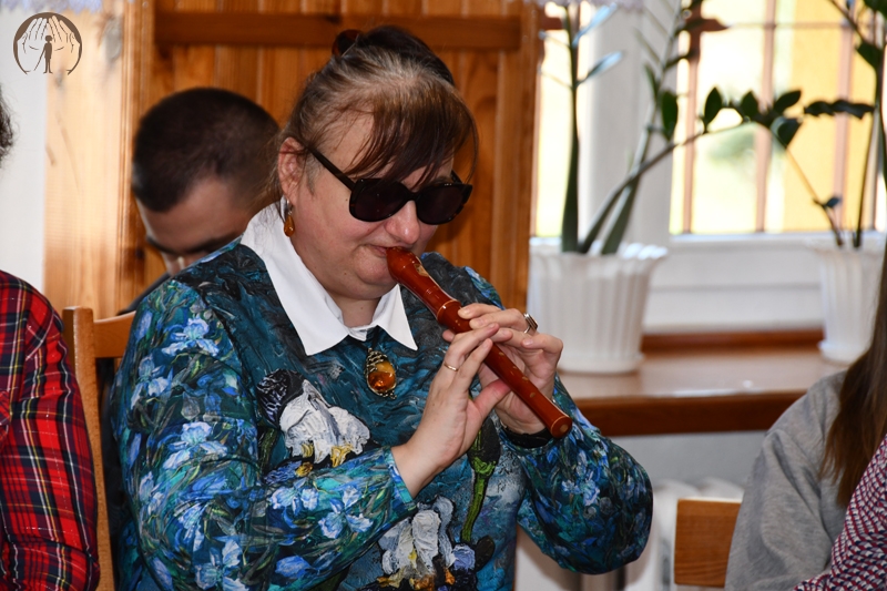 Świetlica Domu Nadziei, p. Beata gra na flecie
