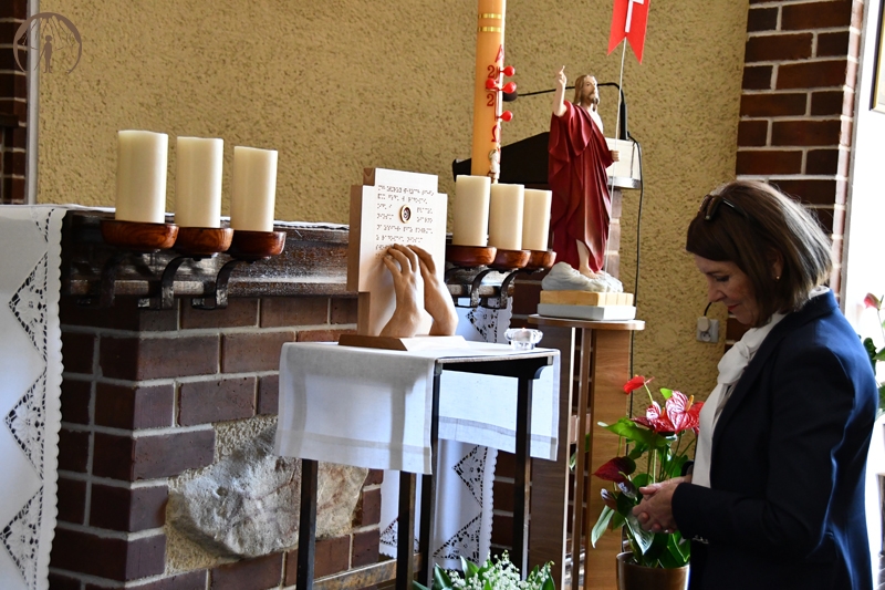 Kaplica Domu Nadziei, p. Teresa Hałas Poseł na Sejm RP przed relikwiarzem bł. Matki Elżbiety