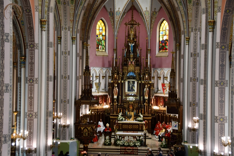 Sanktuarium Matki Bożej Królowej Rodzin, msza św., ołtarz, kapłani w prezbiterium
